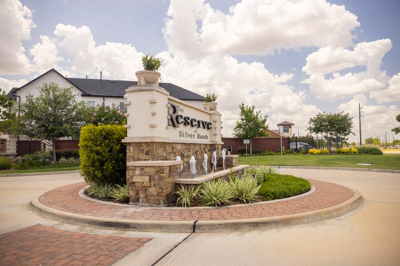 Silver-Ranch-entrance-sign-plantings